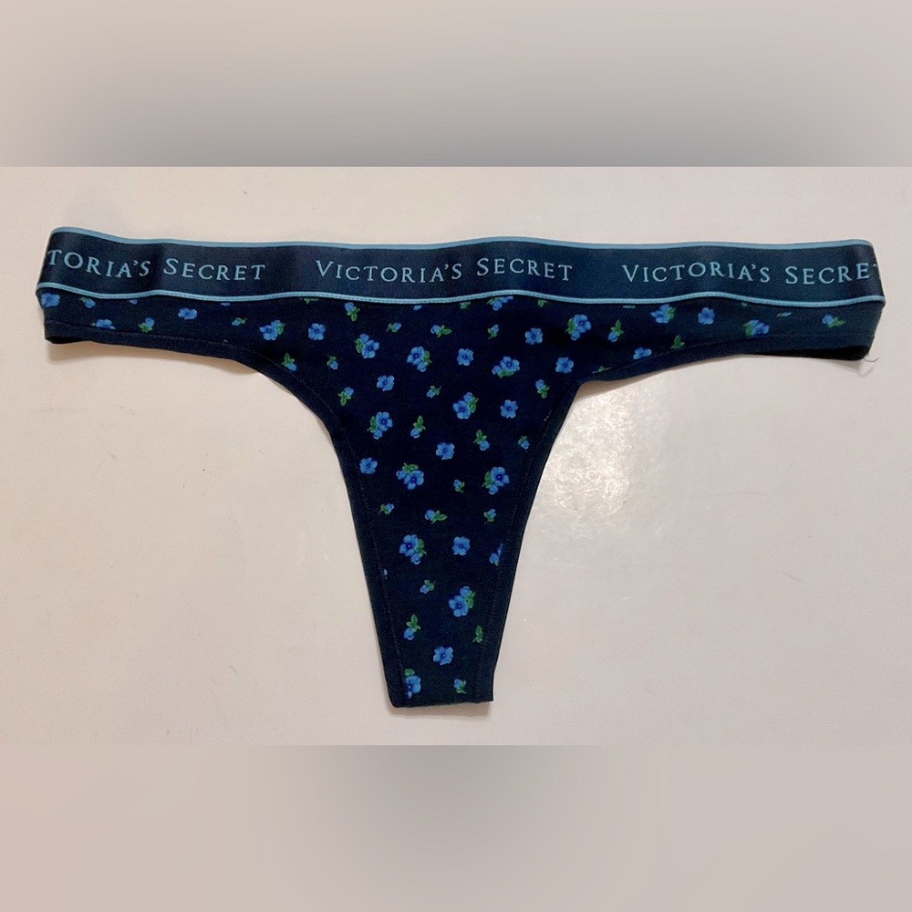 NWT Victoria's secret women's briefs thong size - M black with floral print.